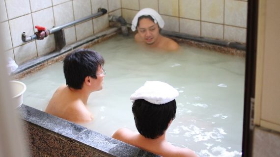 Benarkah Kebiasaan Mandi Berendam Jepang Menggunakan Air yang Sama di Satu Keluarga? Berikut Faktanya!